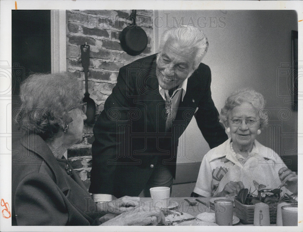 1975 Press Photo Cesar Romero Actor Anna Kieff Grace Shipley Whitehall Residents - Historic Images