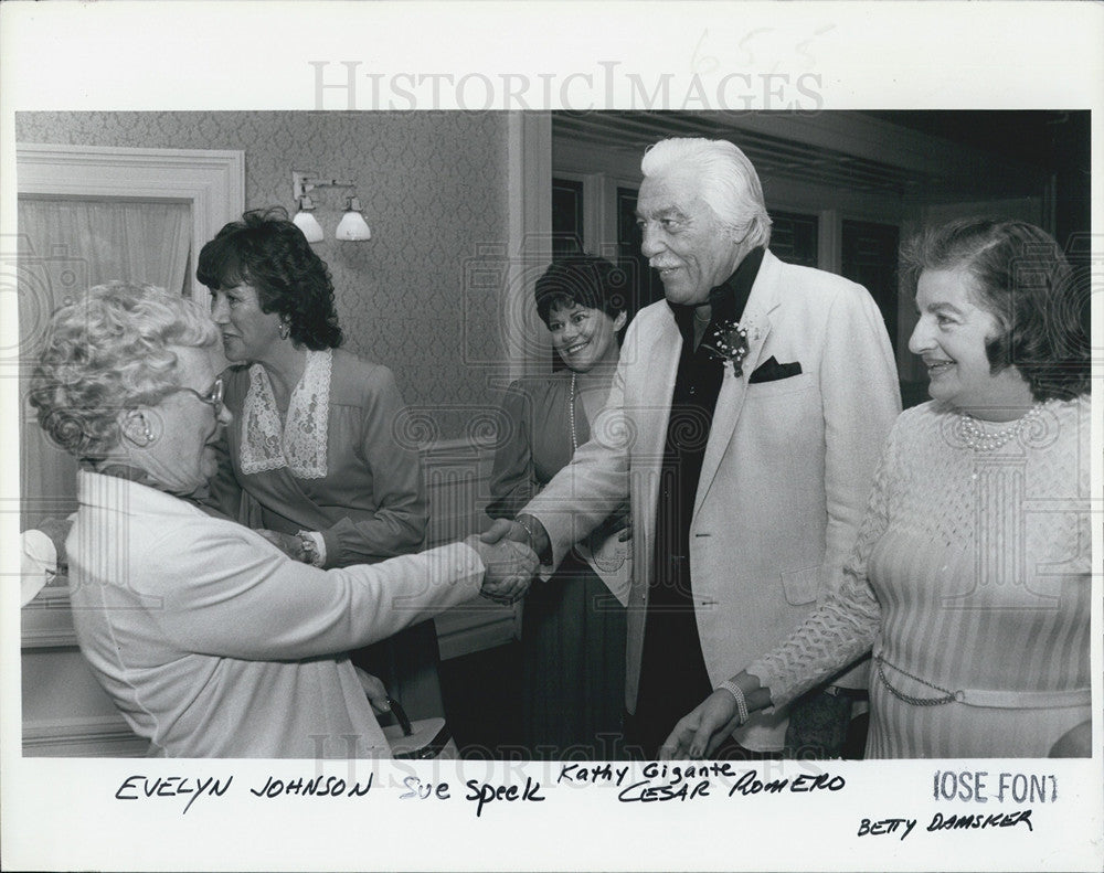 1984 Press Photo Cesar Romero Actor Evelyn Johnson Betty Damsker Woman&#39;s Club - Historic Images