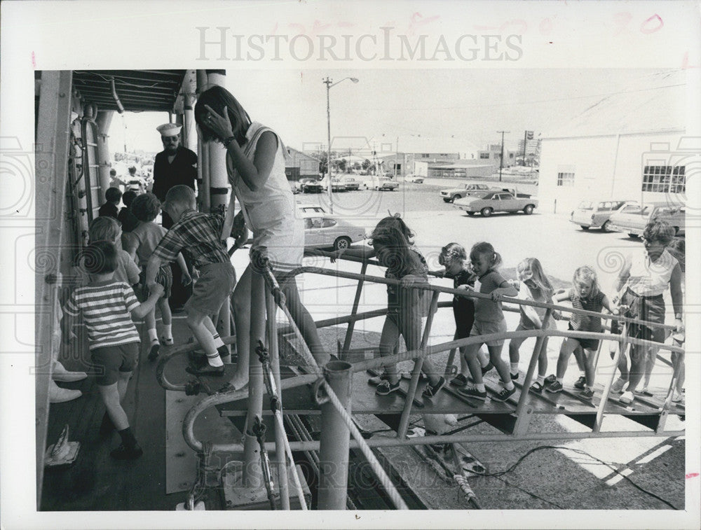 1972 Press Photo Children Board Navy Mini Sweeper - Historic Images