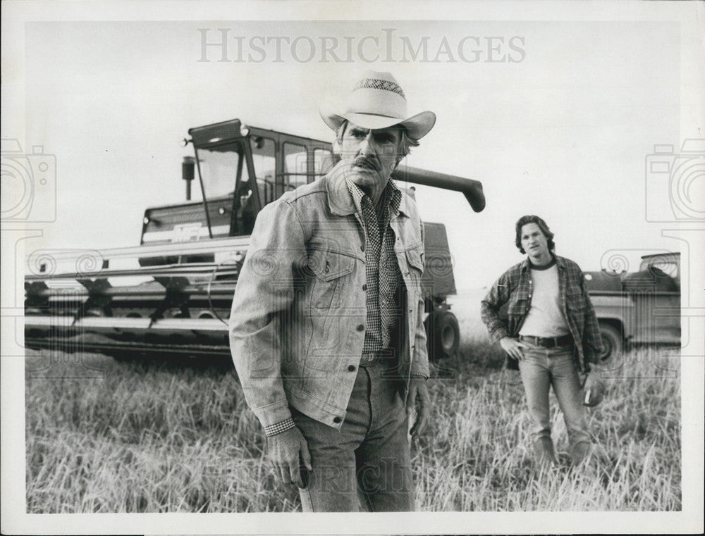 1980 Press Photo Dennis Weaver Kurt Russell Actors Amber Waves - Historic Images