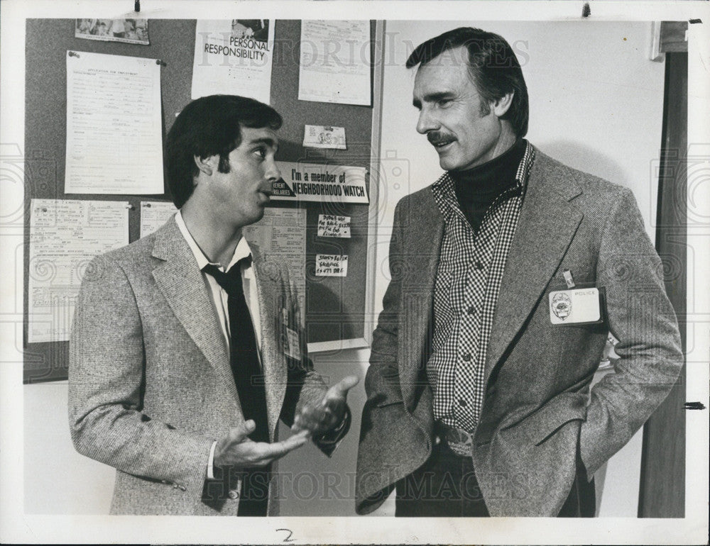 1980 Press Photo Dennis Weaver Robby Actors Stone Deep Sleeper - Historic Images