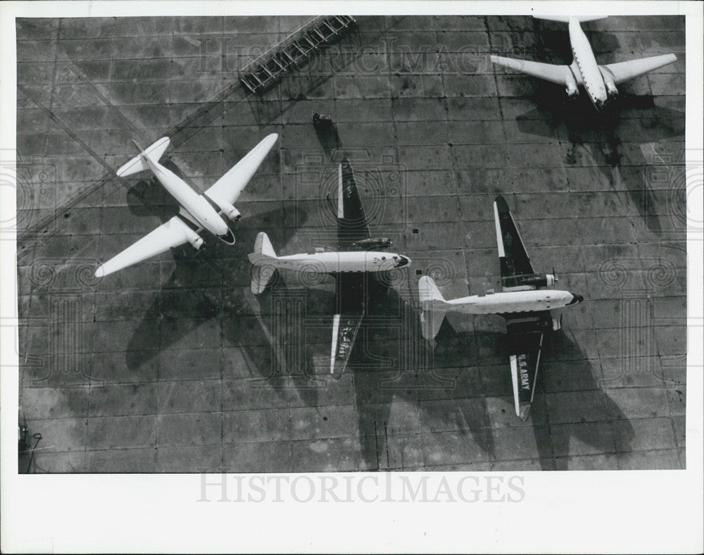 1989 Press Photo Planes Await Mission to Destroy Invading Mosquitoes - Historic Images