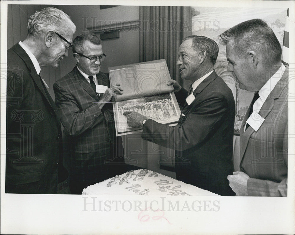 1965 Press Photo Bob Pfeiffer Pres Veterans Assoc, Henry Hill &amp; Griff Richereek - Historic Images