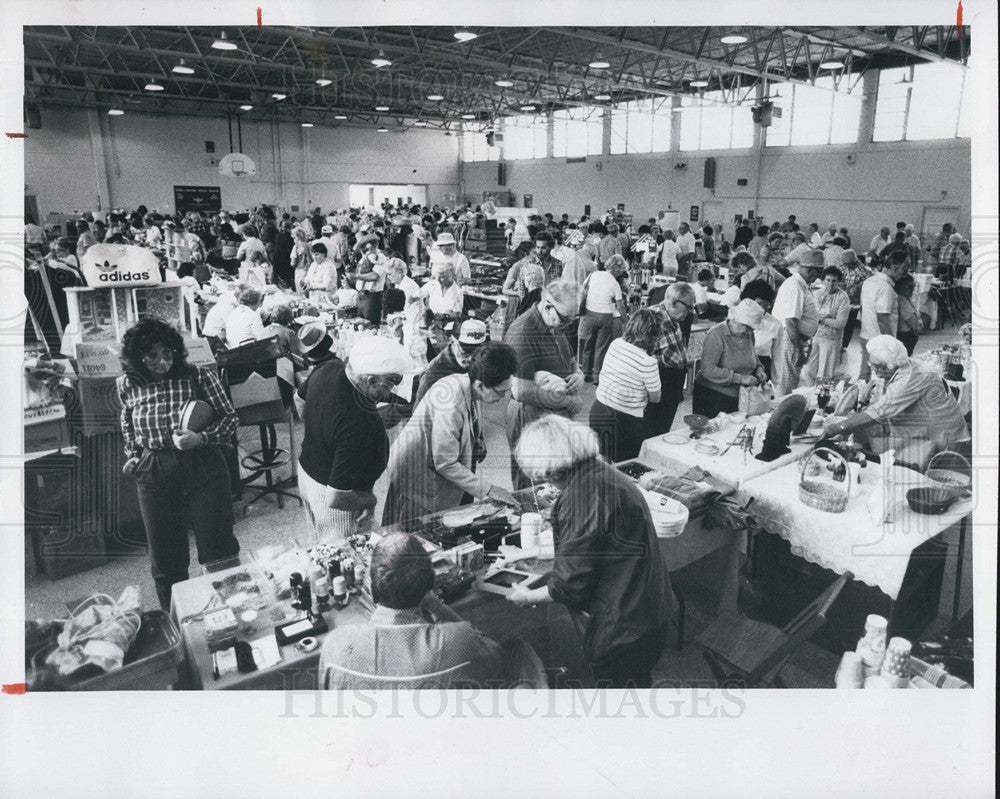 1983 Press Photo National Guard Armory Garage Sale St. Petersburg Florida - Historic Images