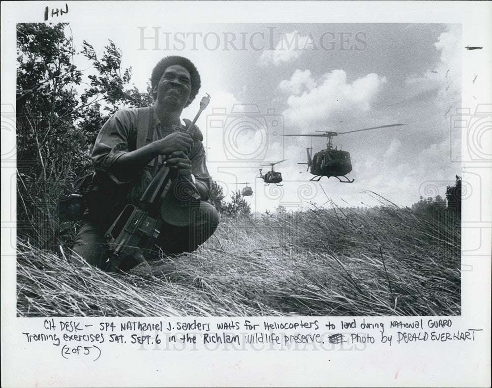 1980 Press Photo SP4 Nathaniel Sanders Awaits Helicopters During Training In FL - Historic Images