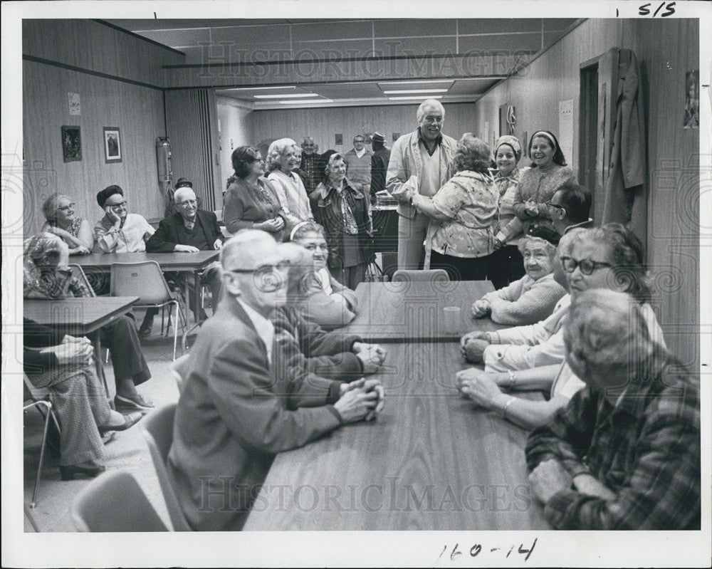 1977 Press Photo Actor Cesar Romero Greeted By Retirees of Ybor City - Historic Images