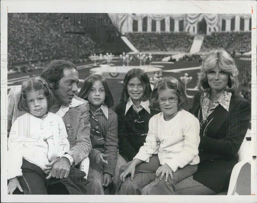 1976 Press Photo Paul Anke and Family Narrate TV&#39;s &quot;Happy Birthday, America&quot; - Historic Images