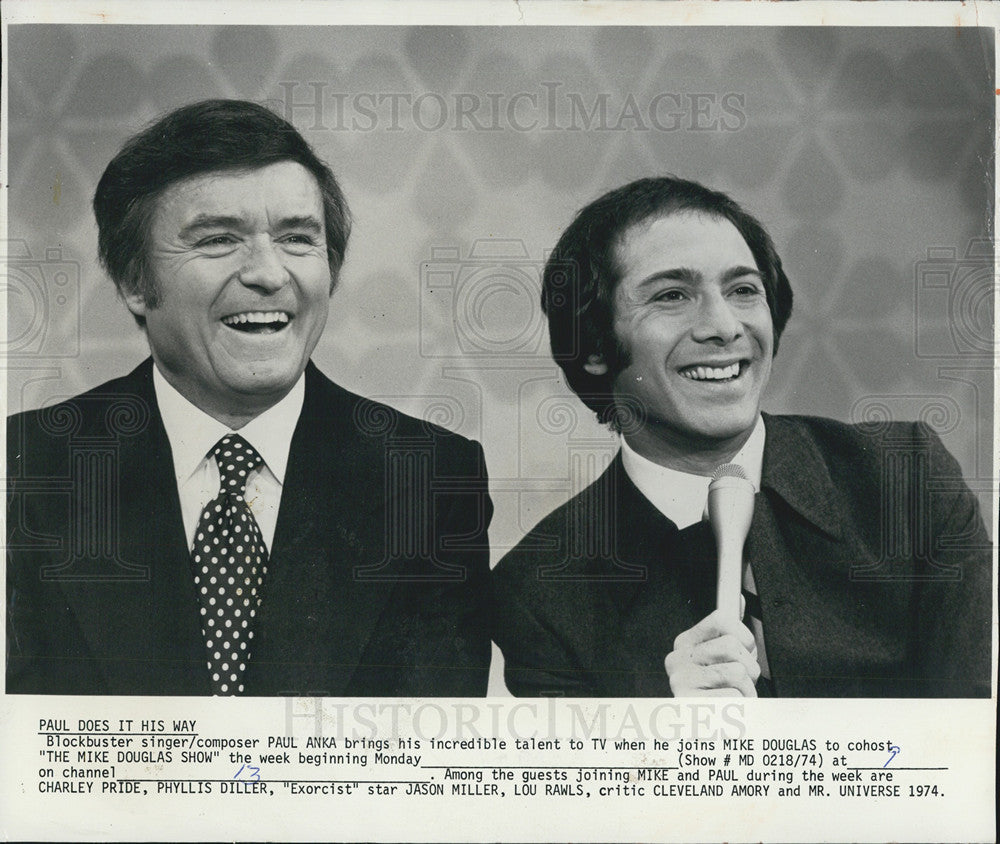 1974 Press Photo Mike Douglas Show Host With Guest Singer Paul Anka - Historic Images