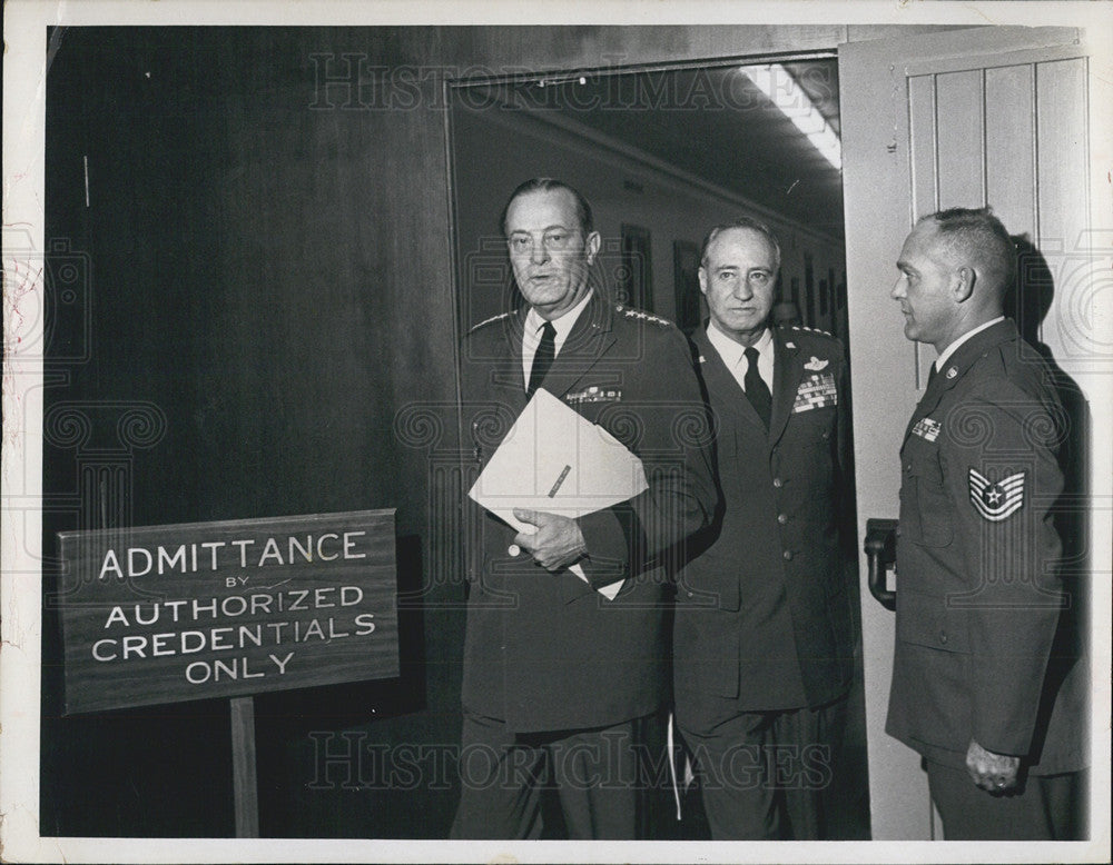 1967 Press Photo Earle Wheeler John McCohcoll Leaving Pentagon Tank Room - Historic Images