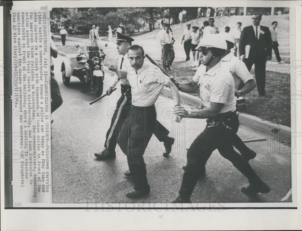 1964 Press Photo Cubans demonstrate in Washington against Fidel Castro. - Historic Images