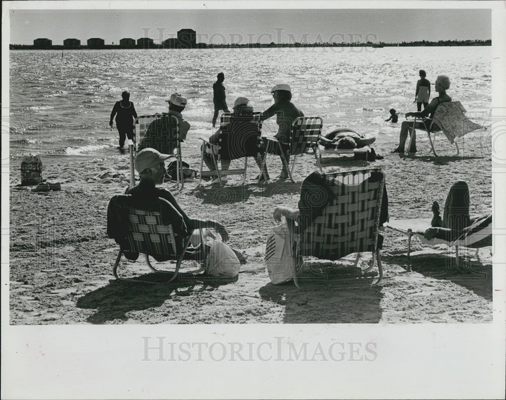 1984 Press Photo Families enjoy Gulfport Beach. - Historic Images