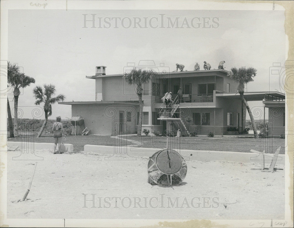 1952 Press Photo LoConcha Apartments Repair Waterspout Struck - Historic Images