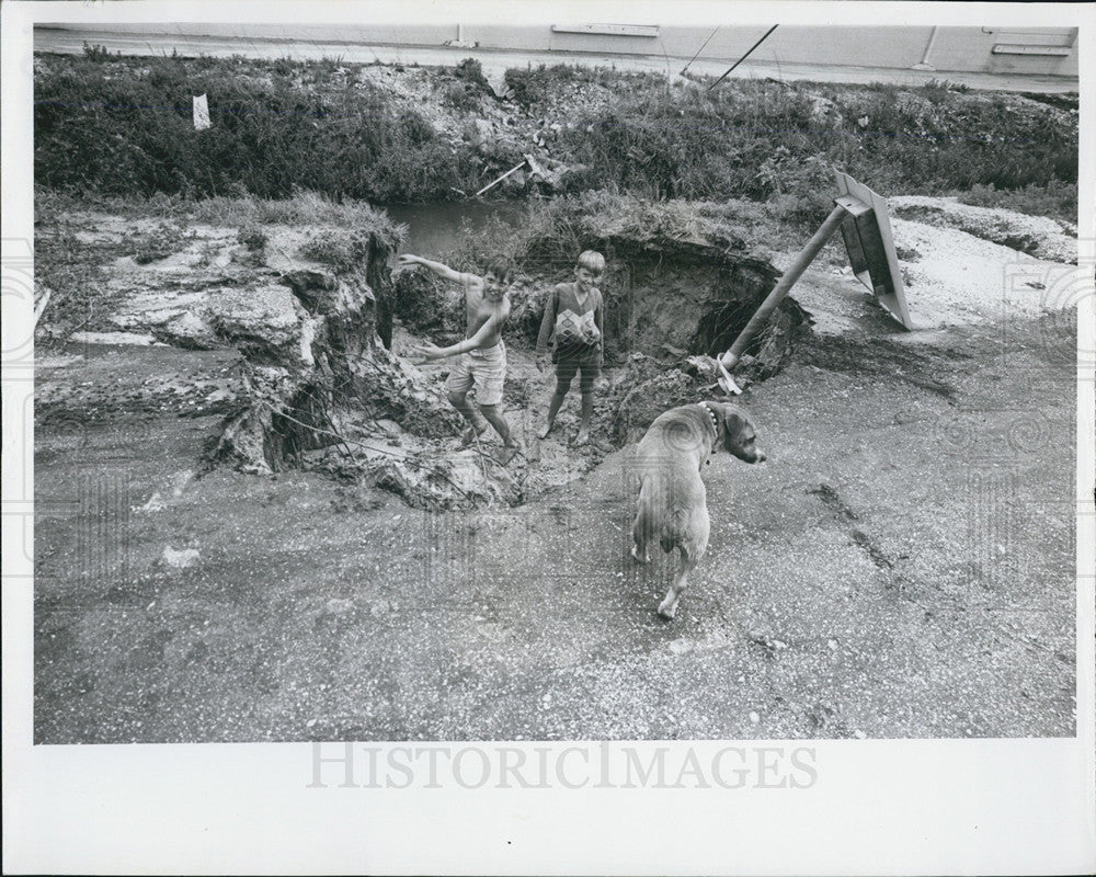 1965 Press Photo Monroe Wall Chris Carpenter Play Hole Road Washout St. - Historic Images