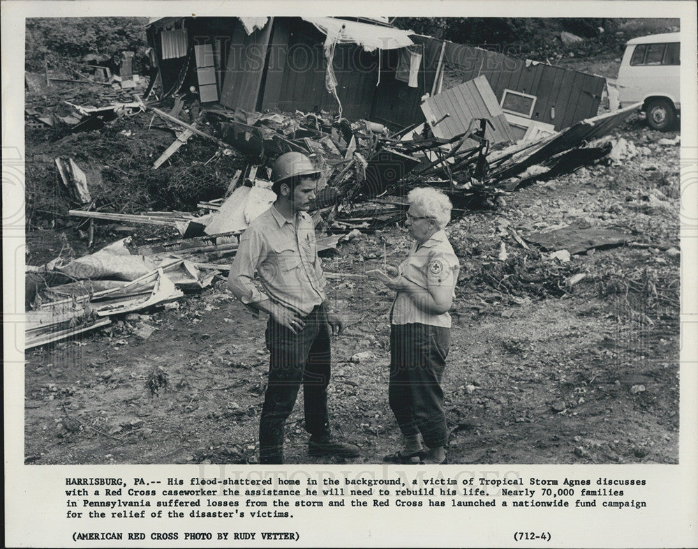 1972 Press Photo Victim Tropical Storm Agnes Discusses Red Cross Caseworker - Historic Images