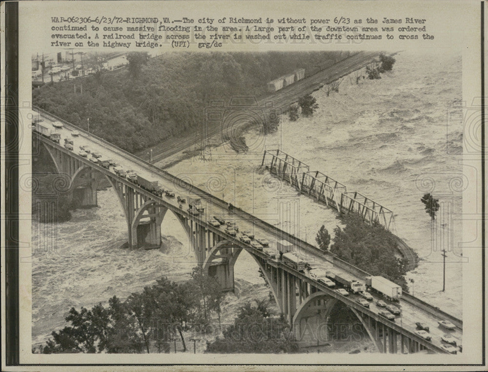 1972 Press Photo City of Richmond Has No Power Traffic On Highway Bridge-Flood - Historic Images