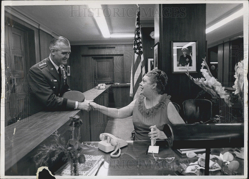 1969 Press Photo US Pentagon Front Secretary Arlene With Gen WM C Westmoreland - Historic Images