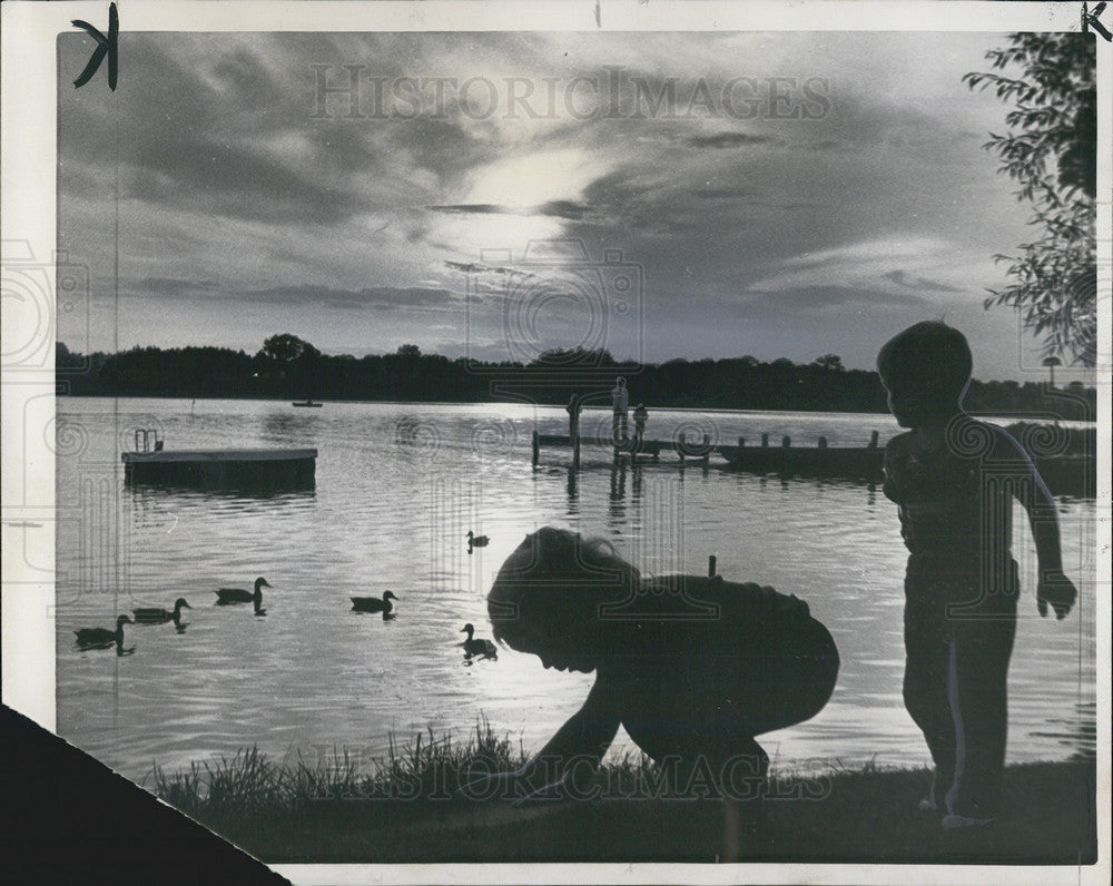 1963 Press Photo Children Playing on Shore of Butternut Lake Park Falls Wisconsn - Historic Images