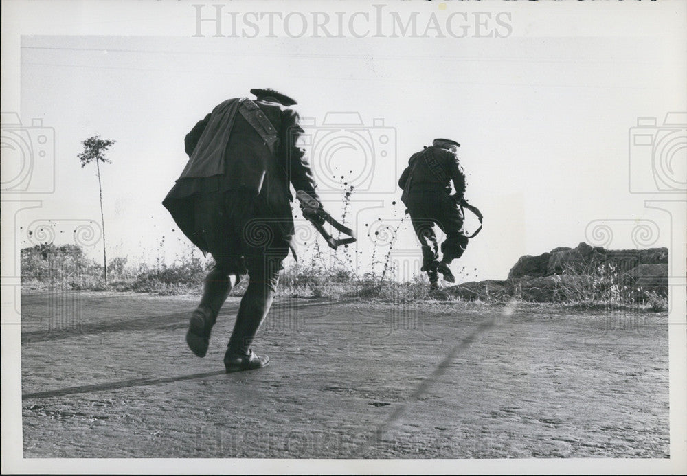 1958 Press Photo Lebanese Government Troops Race Across Open Ground Under Fire - Historic Images