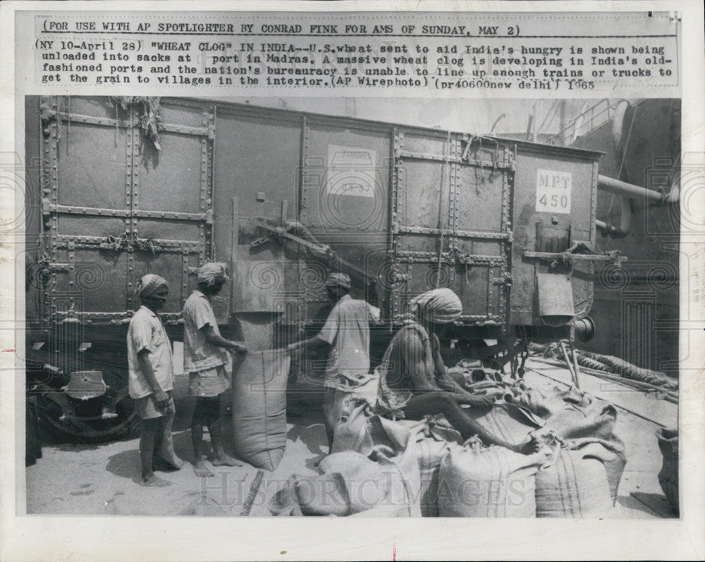 1965 Press Photo U. S. wheat sent to aid India&#39;s hungry. - Historic Images