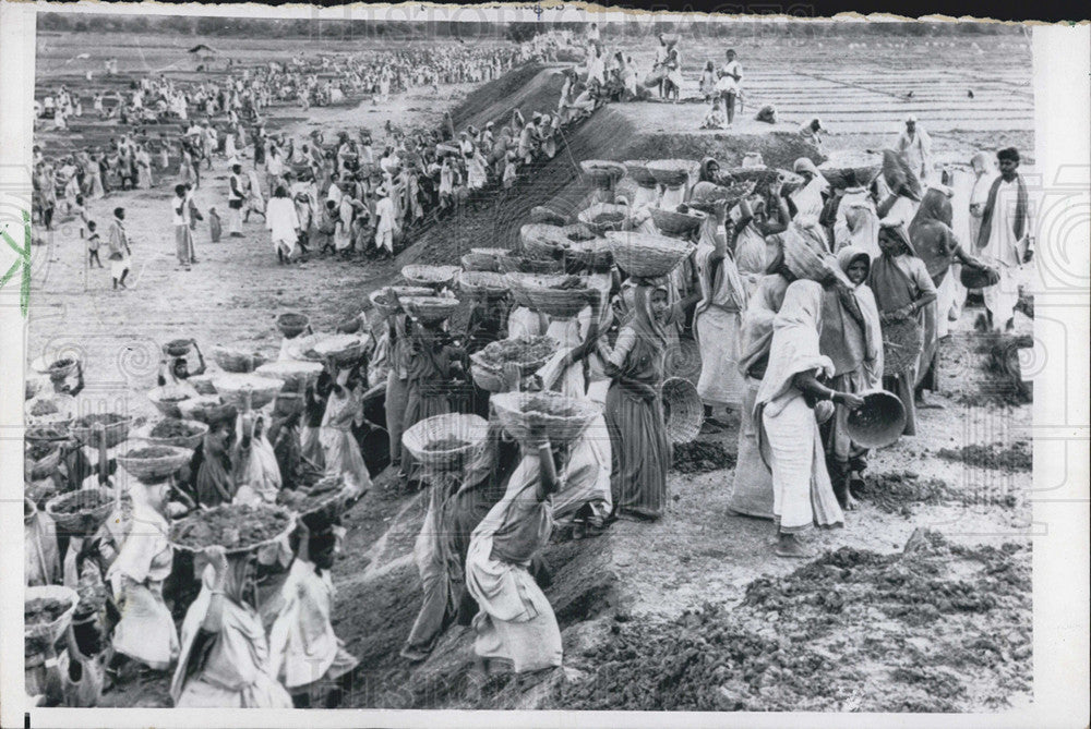 1966 Press Photo Men, Women and Children Carry Dirt For Embankment Vaini, India - Historic Images