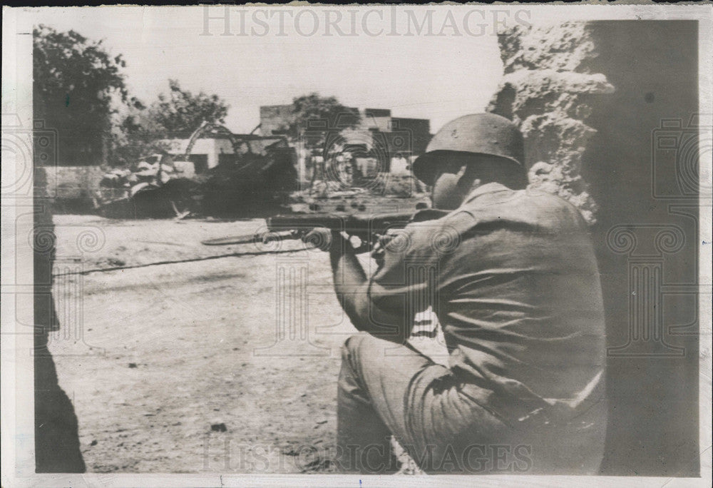 1965 Press Photo of Indian rifleman firing at Pakistani troops in Barki - Historic Images