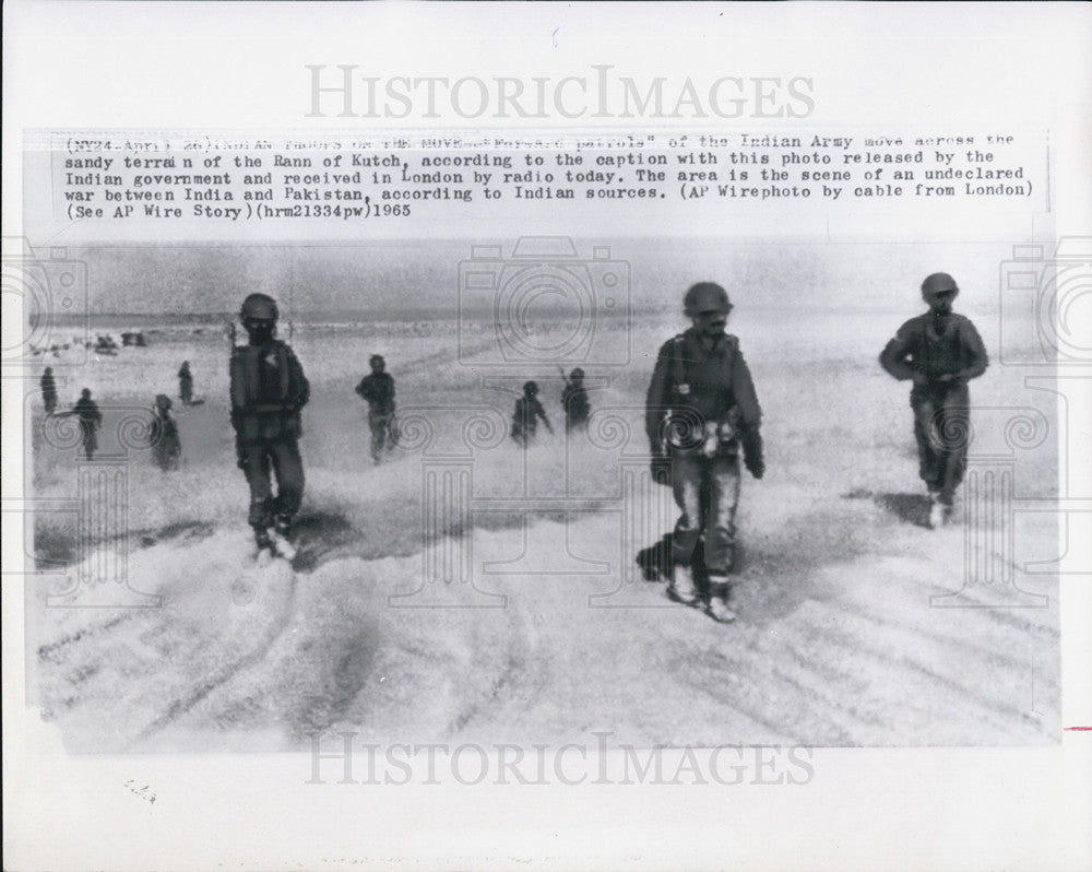 1965 Press Photo of Indian troops moving across the Rann of Kutch during war - Historic Images