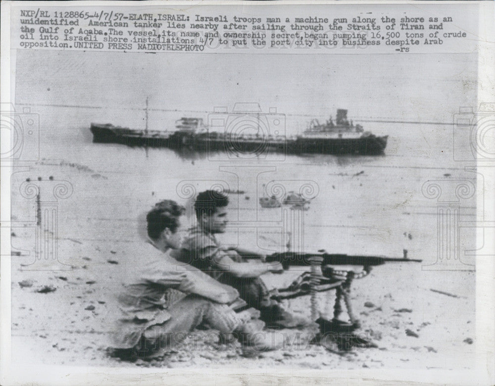 1957 Press Photo Israeli Troops man a machine gun along the shore in Elath - Historic Images