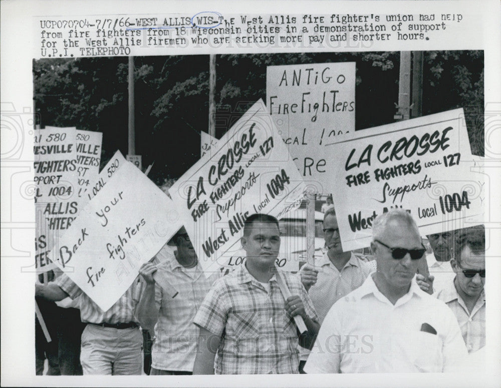 1966 Press Photo of people marching in support of West Allis fire fighters in WI - Historic Images