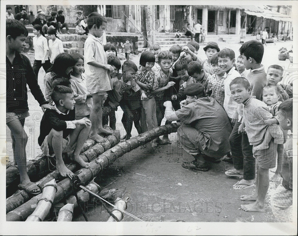 1972 Press Photo Chief Petty Officer John R. Kirk Children Phu Tua - Historic Images