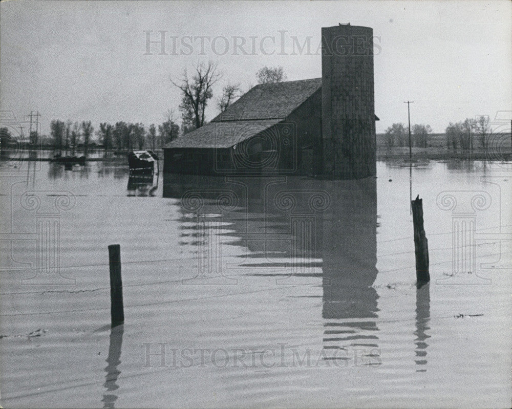 1969 Press Photo  Barn &amp; Silo owned by Mrs.Clyde Miller are flooded by South - Historic Images