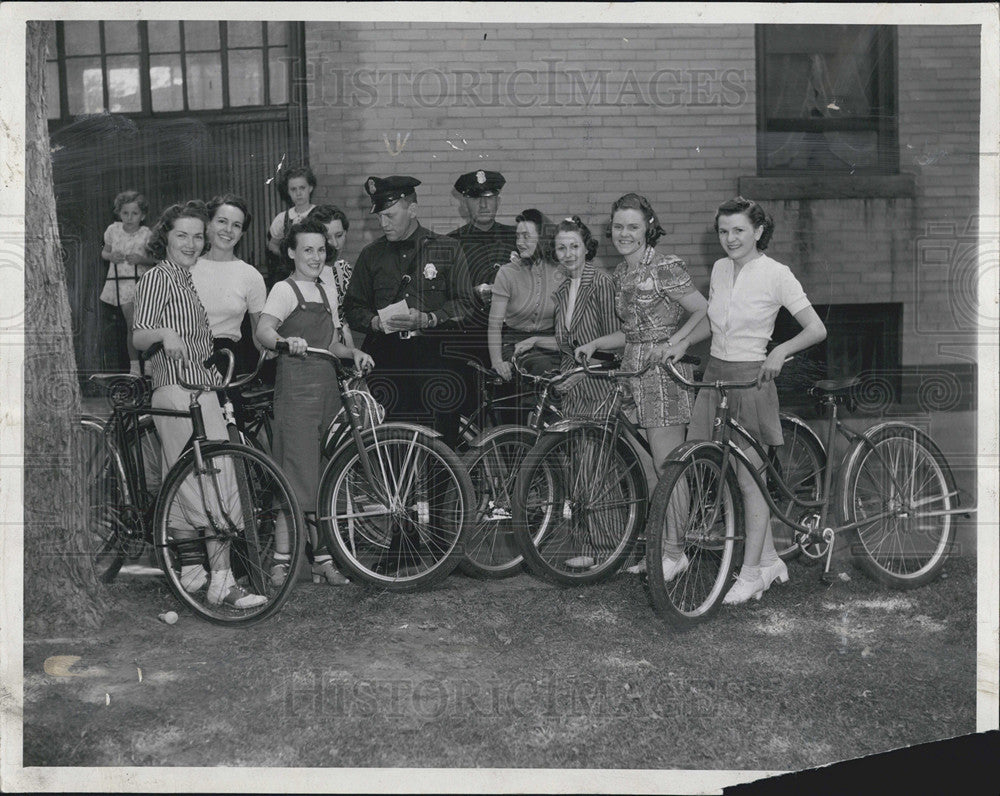 1939 Press Photo Unlicensed Bike Riders Doris Weeks Virginia Huke Clodagh Jones - Historic Images