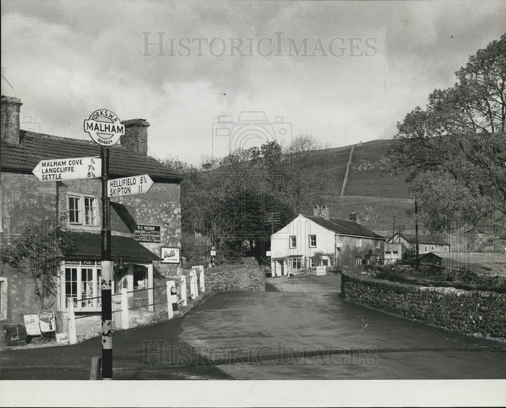 1965 Press Photo Malham aTiny Village on the Yorkshire Moors - Historic Images