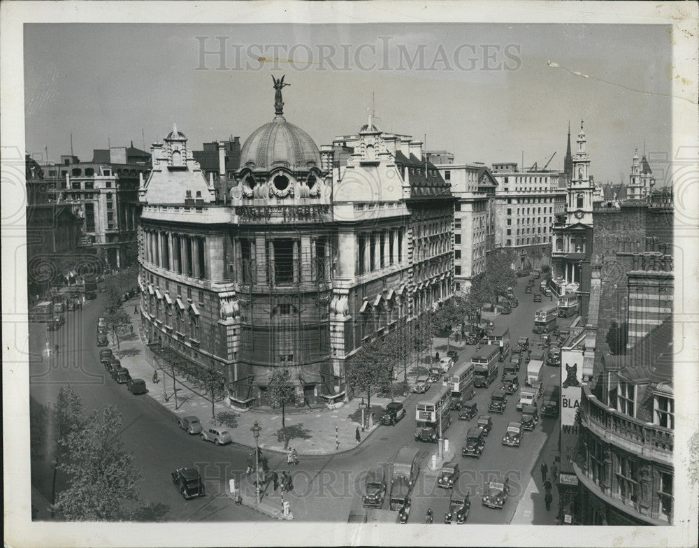 1949 Press Photo View of London&#39;s Galety Theater Nazi Bombs Tore Up Roof - Historic Images