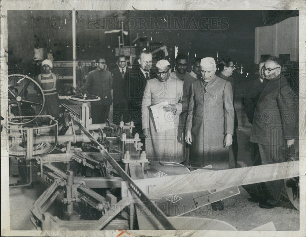 1956 Press Photo Indian Prime Minister Jawaharlal Nehru Inspects Mould Board - Historic Images