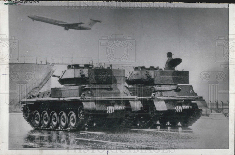 1974 Press Photo British tanks guard Heathrow airport from terrorists. - Historic Images