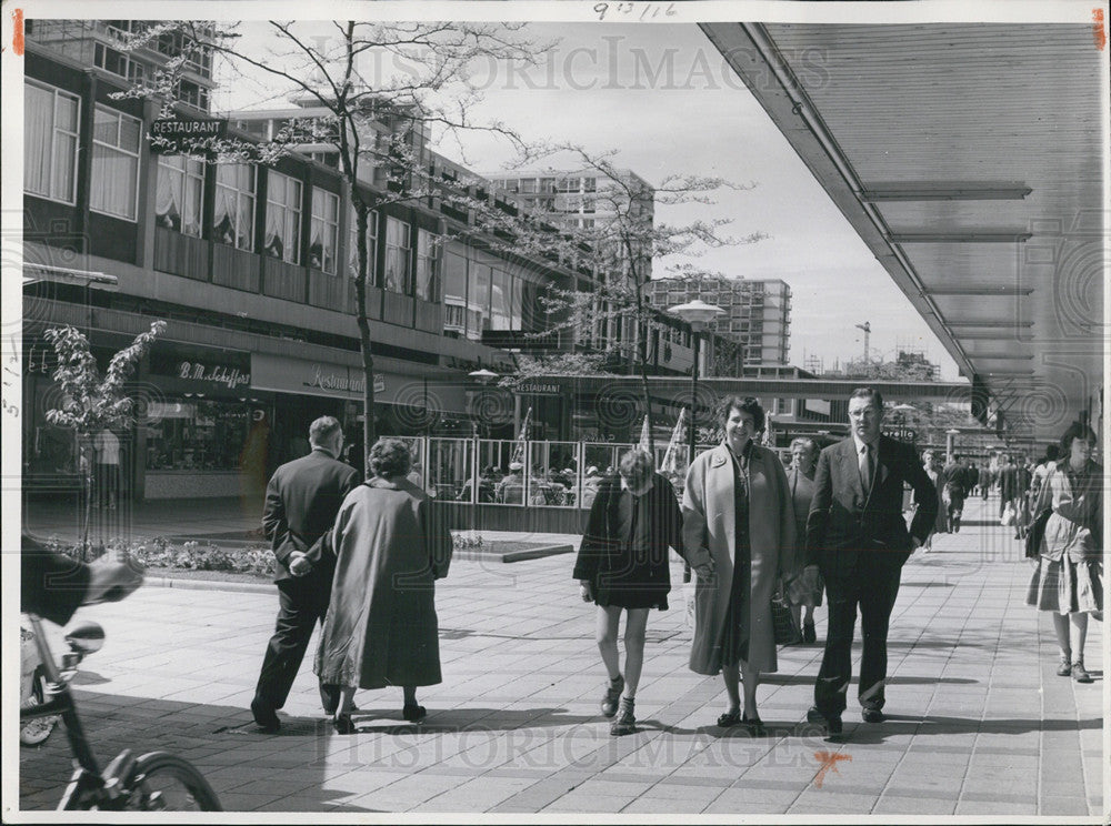 1957 Press Photo Shopping center rebuilt after rubble in Rotterdam. - Historic Images