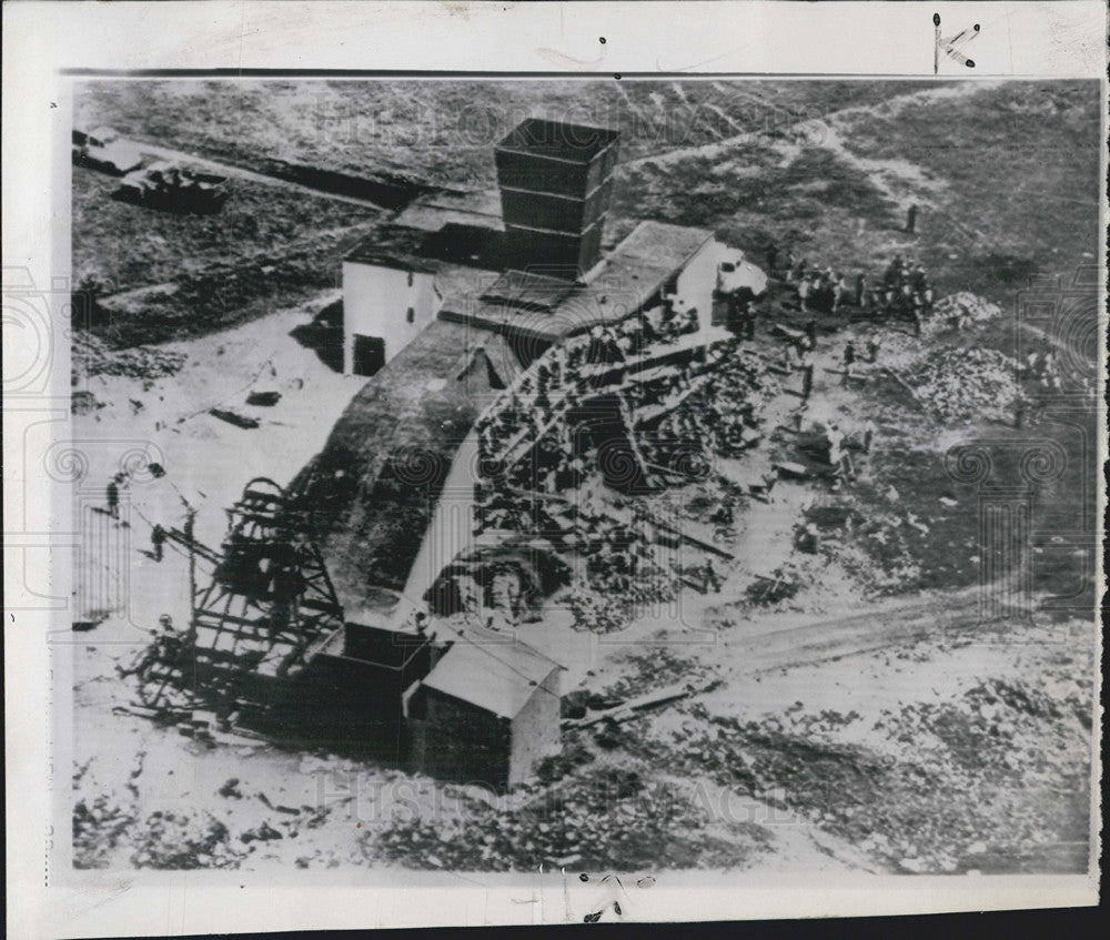 1960 Press Photo Rescue Workers Gather Around Collapsed Mine - Historic Images