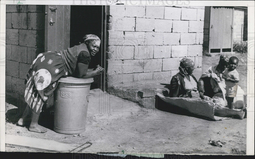 1960 Press Photo Three Adults &amp; A Child Pass Time Outside Native House - Historic Images