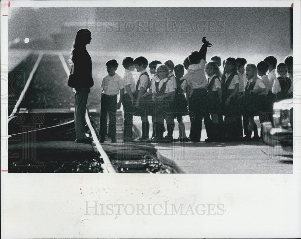 1982 Press Photo of parish school kids waiting for train field trip in Florida - Historic Images