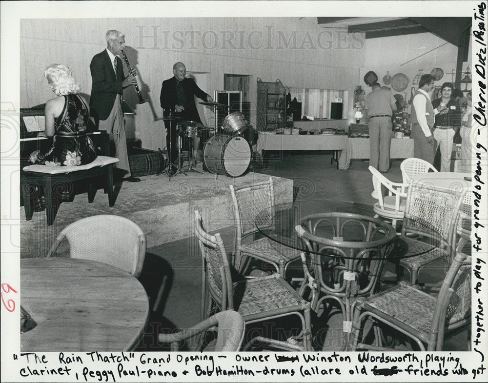 1981 Press Photo of the grand opening of The Rain Thatch with Winston Wordsworth - Historic Images