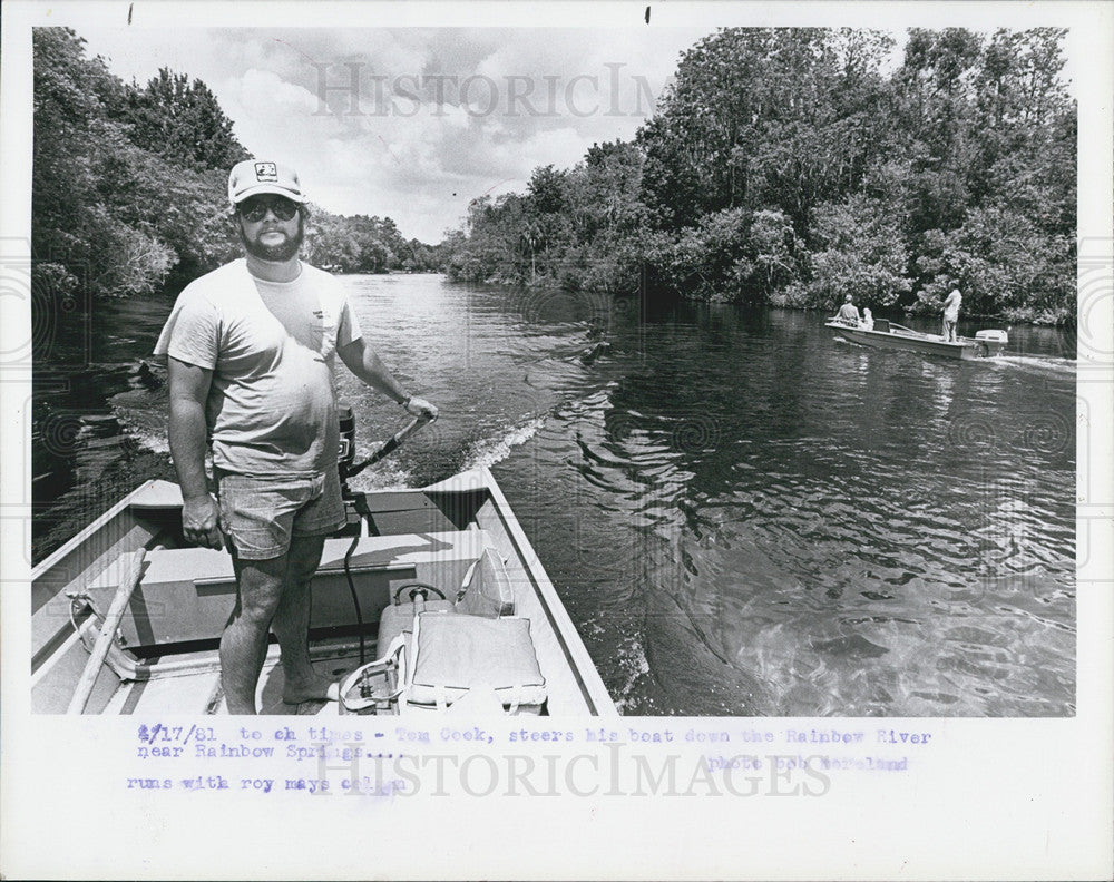 1981 Press Photo of Tom Cook boating on Rainbow River in Rainbow Springs FL - Historic Images