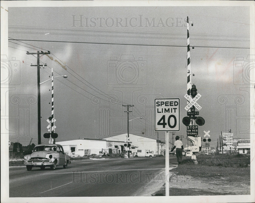 1964 Press Photo Train crossing at 22nd avenue north, St. Petersburg. - Historic Images