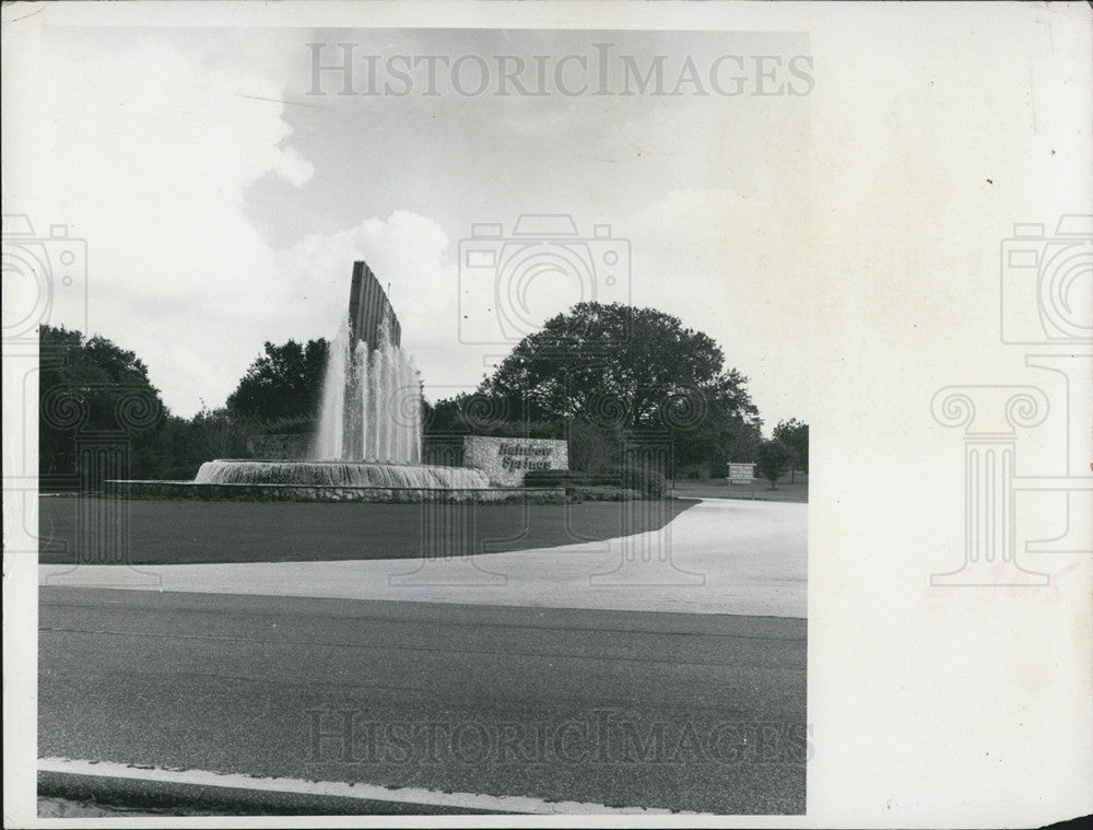 1974 Press Photo of the fountain entrance to Rainbow Springs, FL - Historic Images