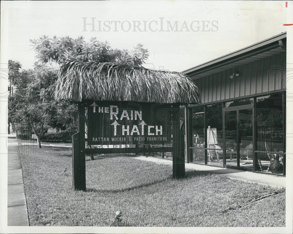 1983 Press Photo Rain Thatch Rattan Wicker Patio Furniture Store Award Finalist - Historic Images