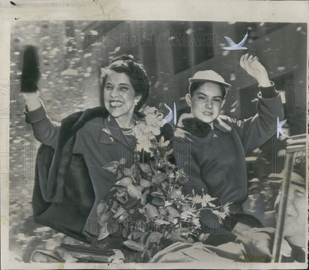 1951 Press Photo Mrs Douglas MacArthur &amp; Daughter Ride In Parade - Historic Images