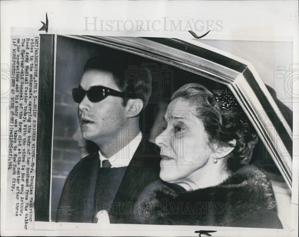 1964 Press Photo Mrs Douglas MacArthur &amp; Son Arthur Ride In Motorcade - Historic Images