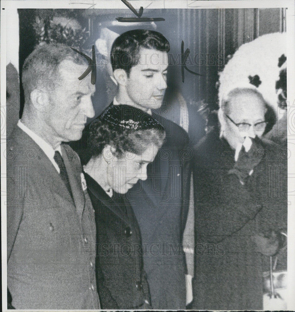 1964 Press Photo of the widow and son of Gen. Douglas MacArthur during eulogy - Historic Images