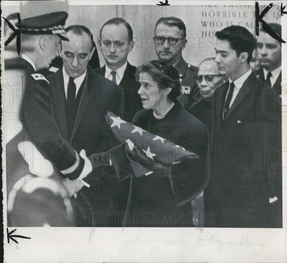 1964 Press Photo Mrs. Douglas MacArthur Accepts Flag General Service Funeral - Historic Images