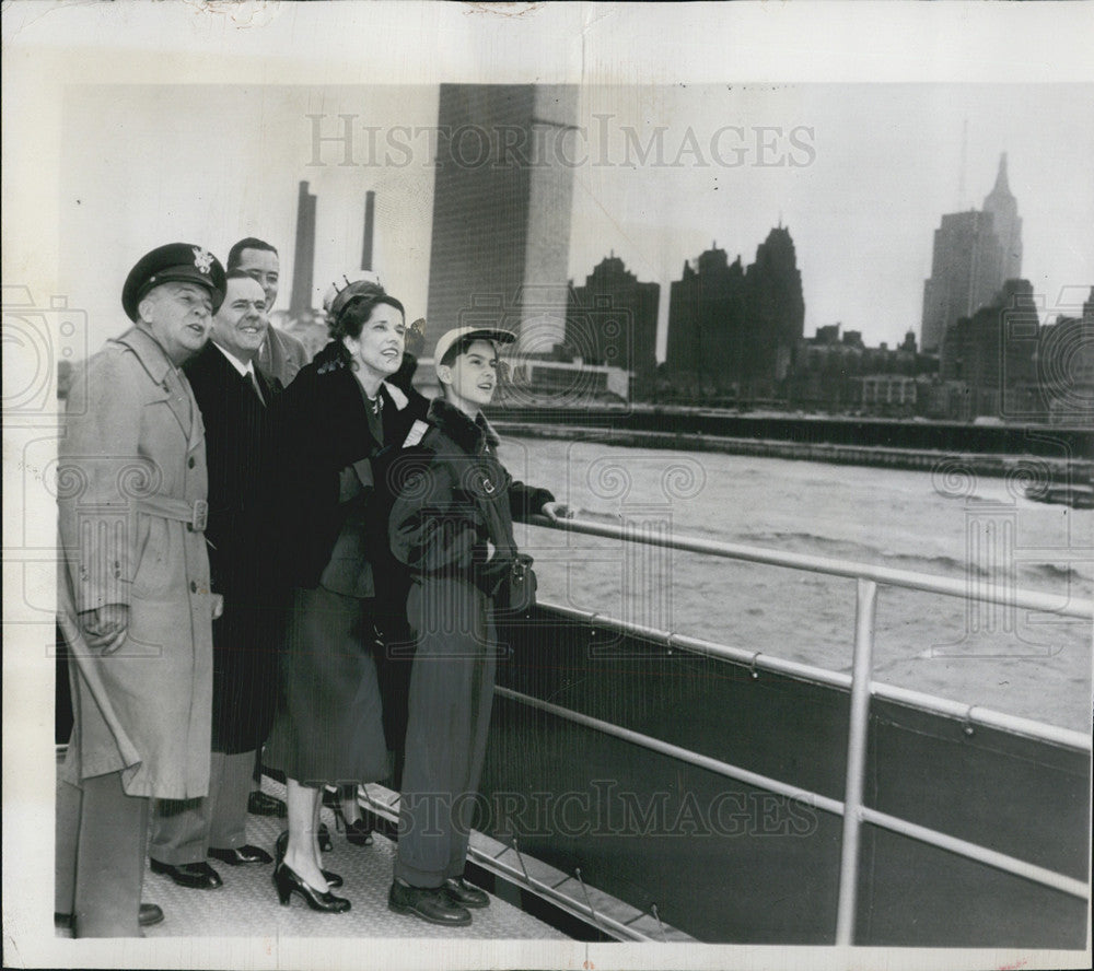 1951 Press Photo of Mrs. Douglas MacArthur and son Arthur touring New York - Historic Images