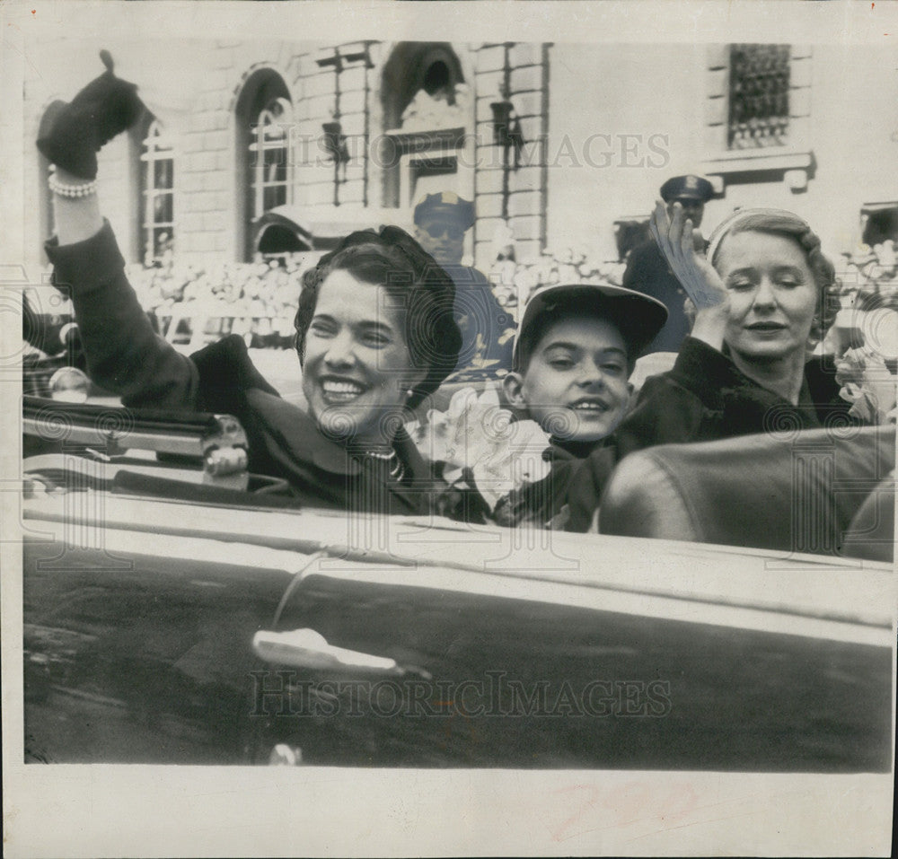 1951 Press Photo of Mrs. Douglas MacArthur and son Arthur in a parade, New York - Historic Images